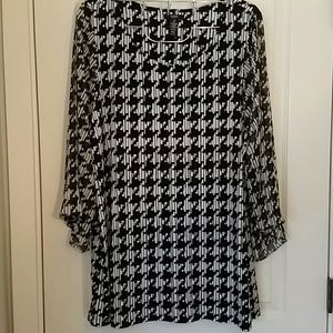 Sophisticated hounds-tooth top, w/sheer sleeves